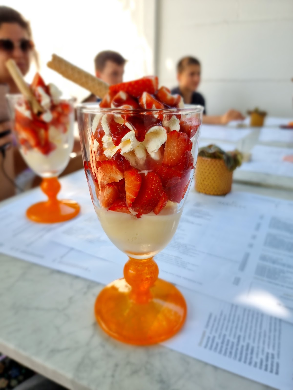 Aardbeiencupe in het signature amber glas bij Cremerie Pinguin