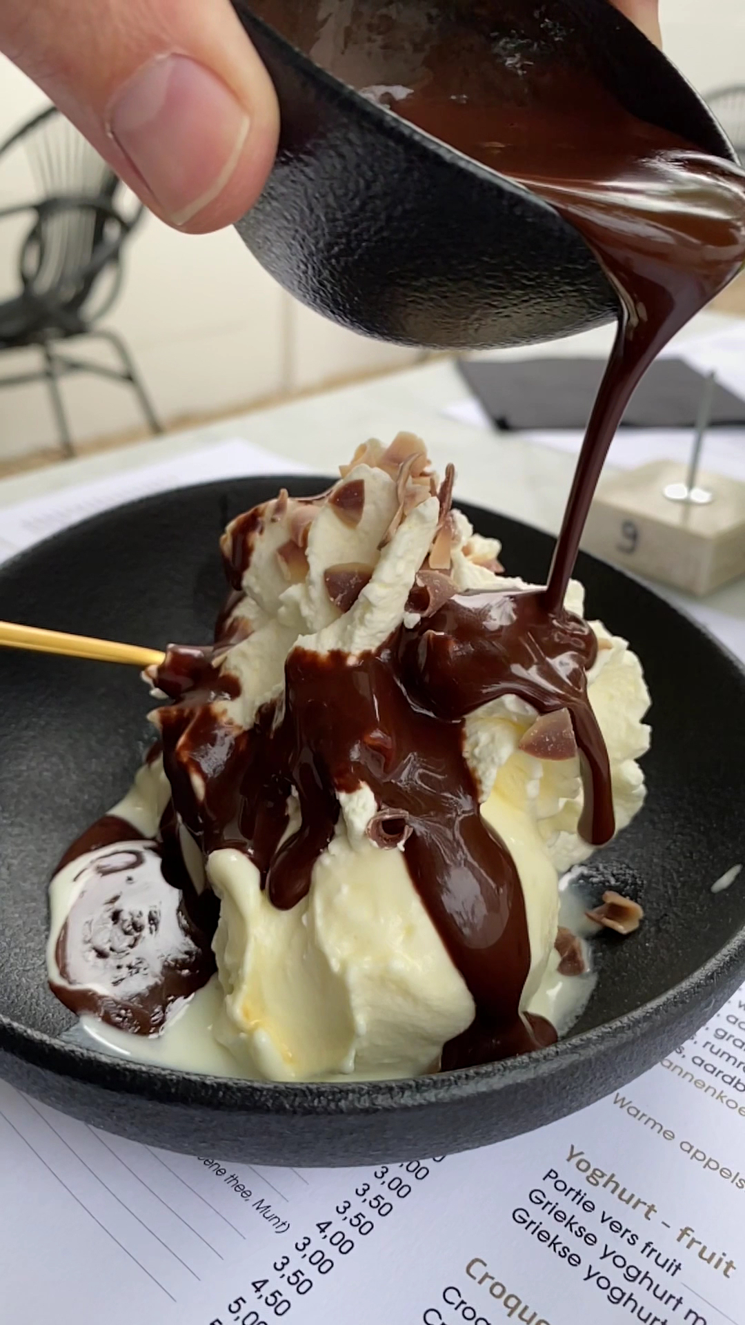 Warme chocoladesaus over ambachtelijk ijs bij Cremerie Pinguin