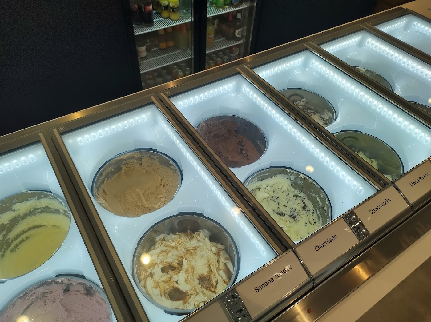 Ijsvitrine met tientallen smaken bij Cremerie Pinguin